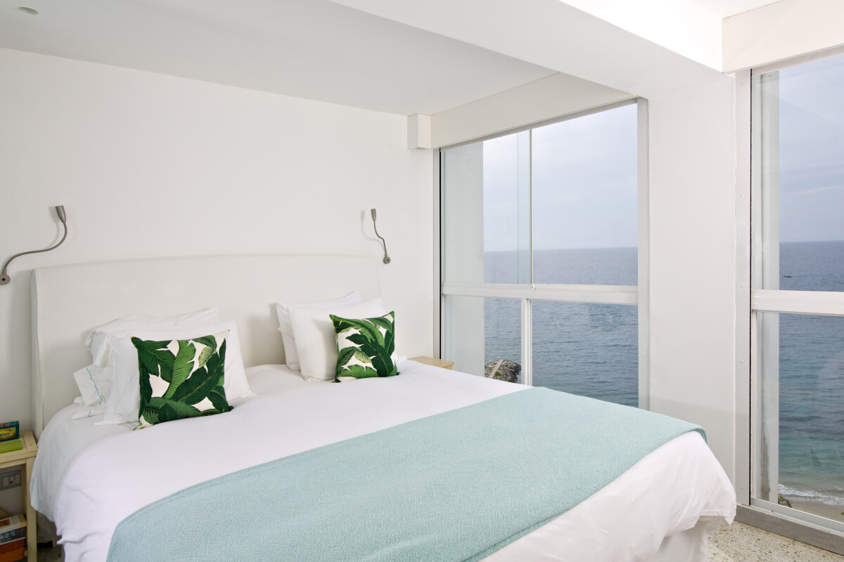 interior-of-modern-room-overlooking-the-sea- AT8NT89