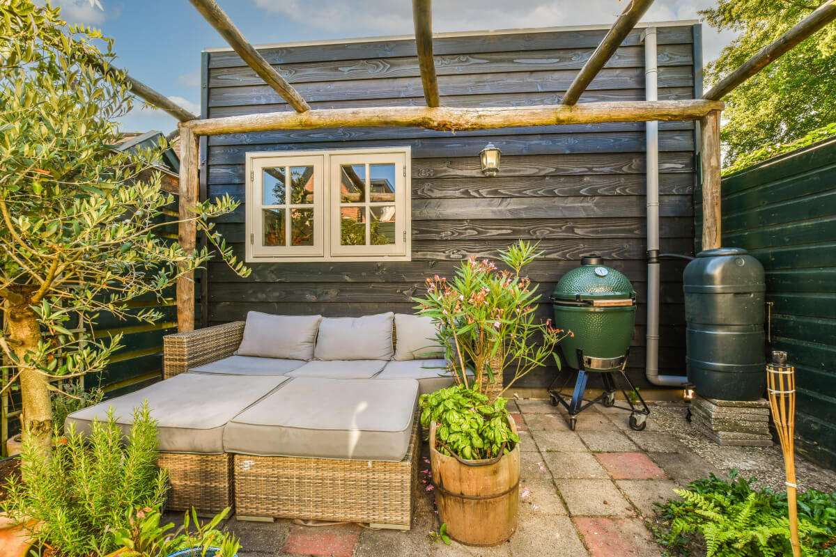 neat-patio-with-sitting-area- PGMS4P4